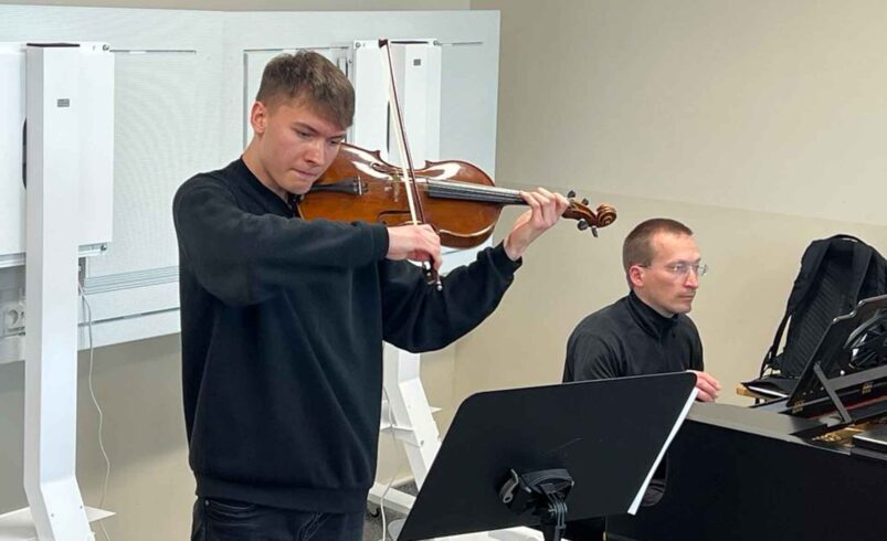 Michał Wieczerzak aus Polen spielt Bratsche und studiert in Warschau. Am Flügel sitzt Prof. Andreas Hecker. Foto: M. Unger-Reißmann