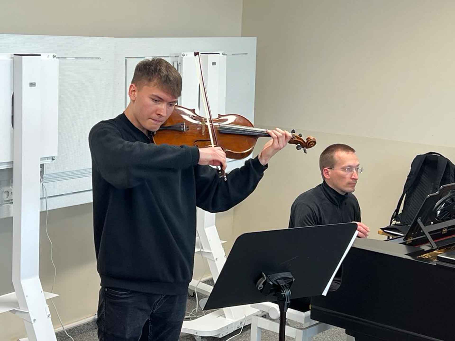 Michał Wieczerzak aus Polen spielt Bratsche und studiert in Warschau. Am Flügel sitzt Prof. Andreas Hecker. Foto: M. Unger-Reißmann