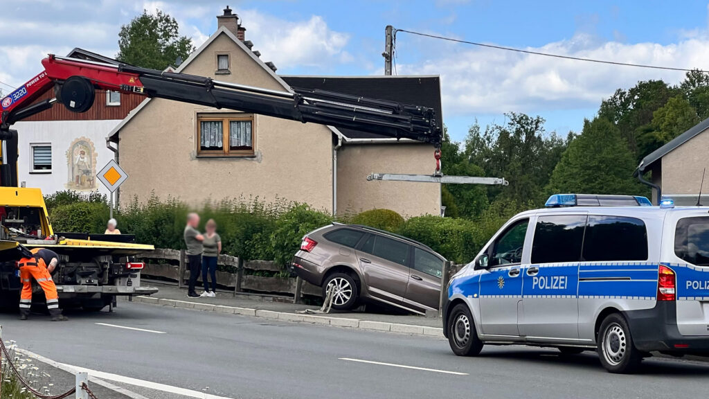 Ohne Fahrer in Zaun gerollt: Ein Fahrzeug wurde vermutlich nicht richtig gesichert, als die beiden Insassen am Rosterstand von Mechelgrün Rast machten. Foto: Presseagentur Höfer