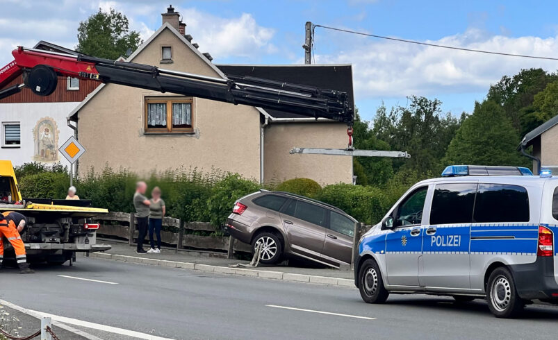 Ohne Fahrer in Zaun gerollt: Ein Fahrzeug wurde vermutlich nicht richtig gesichert, als die beiden Insassen am Rosterstand von Mechelgrün Rast machten. Foto: Presseagentur Höfer