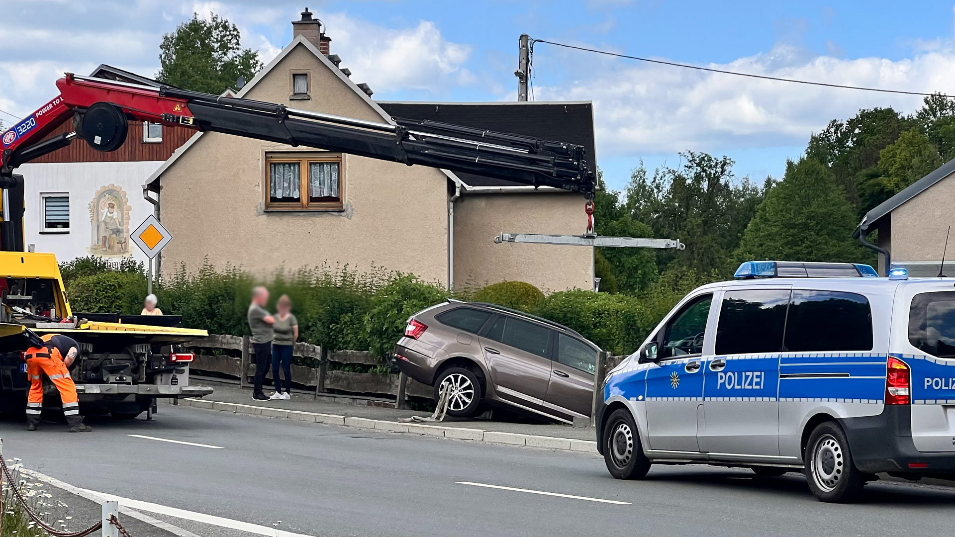 Ohne Fahrer in Zaun gerollt: Ein Fahrzeug wurde vermutlich nicht richtig gesichert, als die beiden Insassen am Rosterstand von Mechelgrün Rast machten. Foto: Presseagentur Höfer