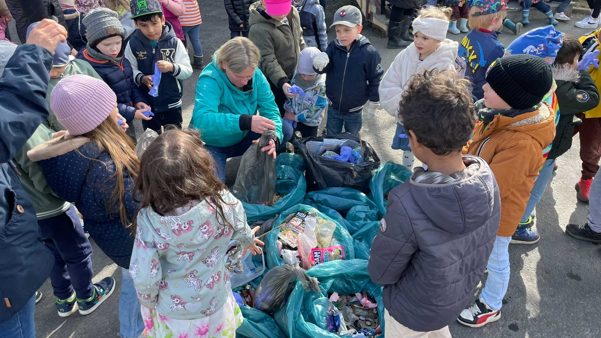 Der Kindergarten packt mit an. Foto: Kita Knirpsenburg