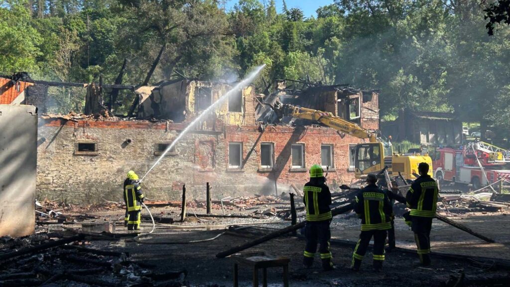 Löscharbeiten auf dem Pferdehof in Triebel. Foto: privat