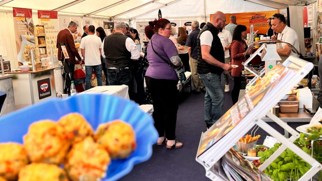 Lieferanten präsentierten ihre Produkte und Neuheiten aus der Gastrowelt. Besucher konnten sich durch ein vielfältiges Angebot probieren, das von Fleisch- und Wurstwaren über Fisch und Feinkost bis hin zu Obst, Gemüse und Convenience-Produkten reichte. Foto: Sebastian Höfer