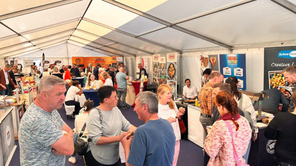 Lieferanten präsentierten ihre Produkte und Neuheiten aus der Gastrowelt. Besucher konnten sich durch ein vielfältiges Angebot probieren, das von Fleisch- und Wurstwaren über Fisch und Feinkost bis hin zu Obst, Gemüse und Convenience-Produkten reichte. Foto: Sebastian Höfer