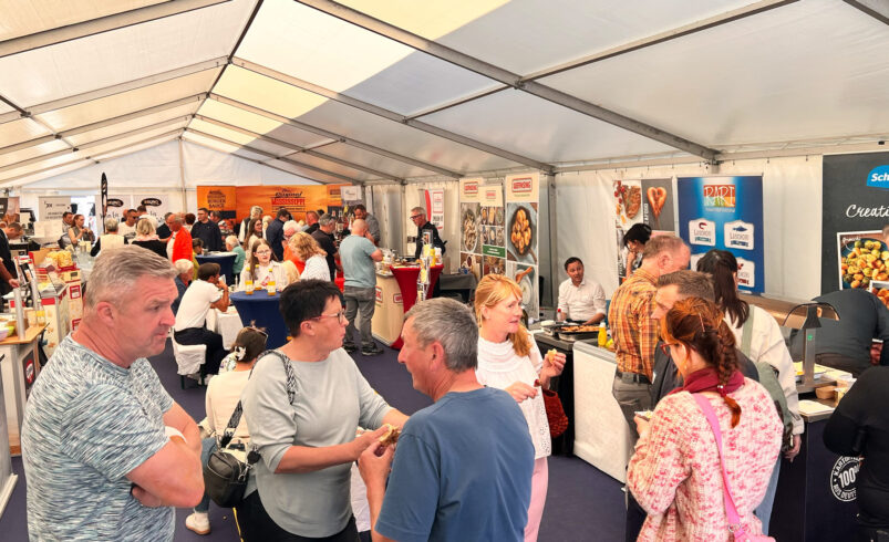 Lieferanten präsentierten ihre Produkte und Neuheiten aus der Gastrowelt. Besucher konnten sich durch ein vielfältiges Angebot probieren, das von Fleisch- und Wurstwaren über Fisch und Feinkost bis hin zu Obst, Gemüse und Convenience-Produkten reichte. Foto: Sebastian Höfer