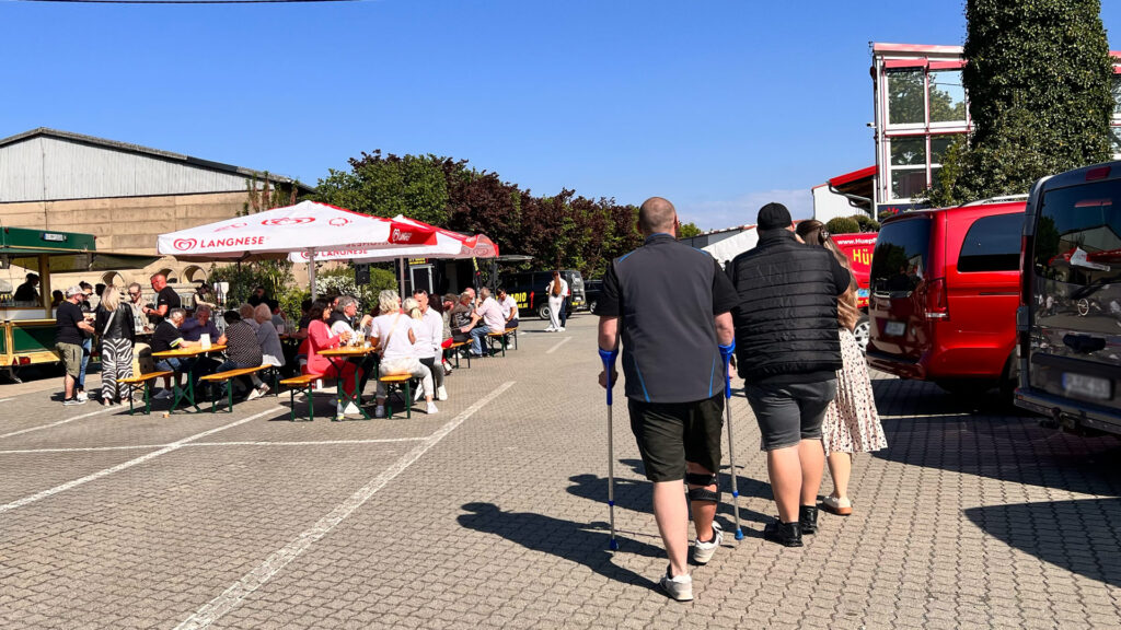 Dort wo sonst Kunden des Hauses parken, wurde ein geselliger Biergarten aufgebaut. Foto: Sebastian Höfer