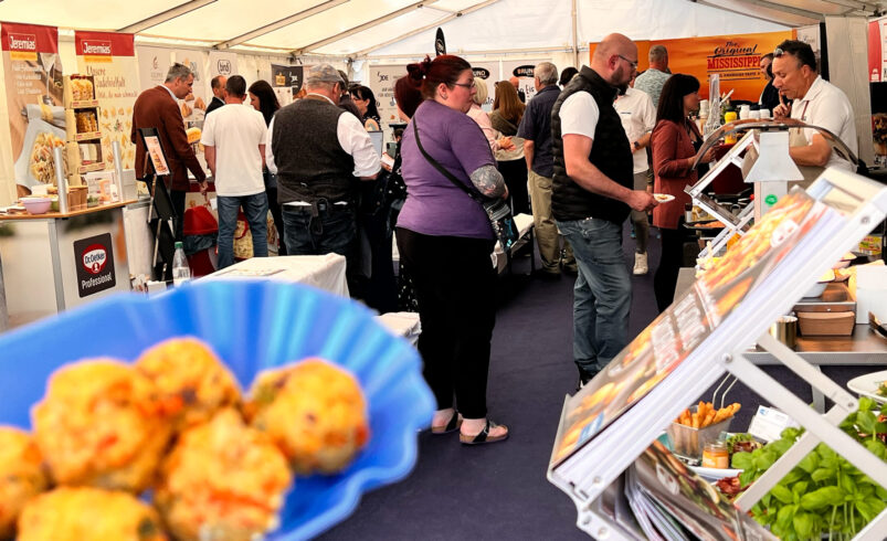 Lieferanten präsentierten ihre Produkte und Neuheiten aus der Gastrowelt. Besucher konnten sich durch ein vielfältiges Angebot probieren, das von Fleisch- und Wurstwaren über Fisch und Feinkost bis hin zu Obst, Gemüse und Convenience-Produkten reichte. Foto: Sebastian Höfer