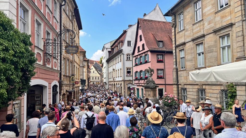 Beginnend vom Dom läuft die Prozession durch die Bamberger Innenstadt, um dann wiederum auf dem Domplatz zu enden. Foto: Sebastian Höfer