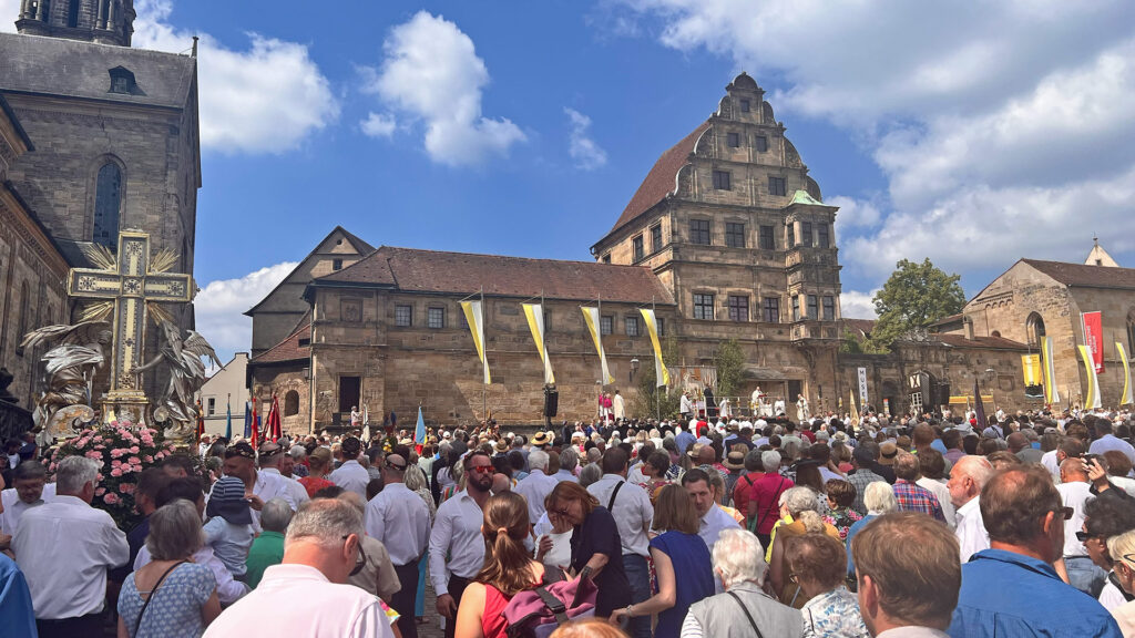 Der Domplatz unterhalb des Bamberger Doms ist das Ziel der Prozession zu Fronleichnam. Foto: Sebastian Höfer