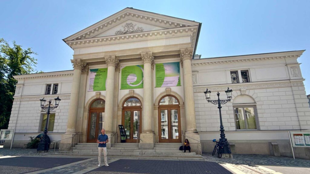 Sylvio Grimm vor dem Theater in Plauen. Foto: A. Hellgoth
