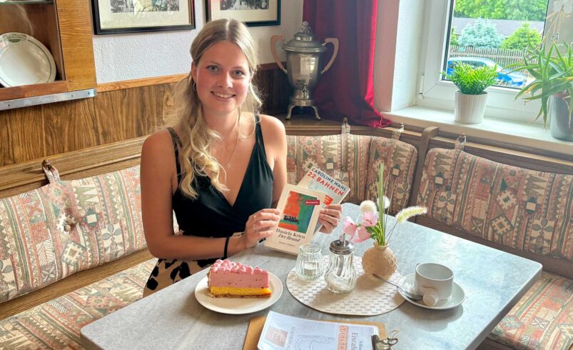 Stella-Sophie Pansa in der zukünftigen Literaturecke im Eiscafé Ebert. Foto: A. Hellgoth