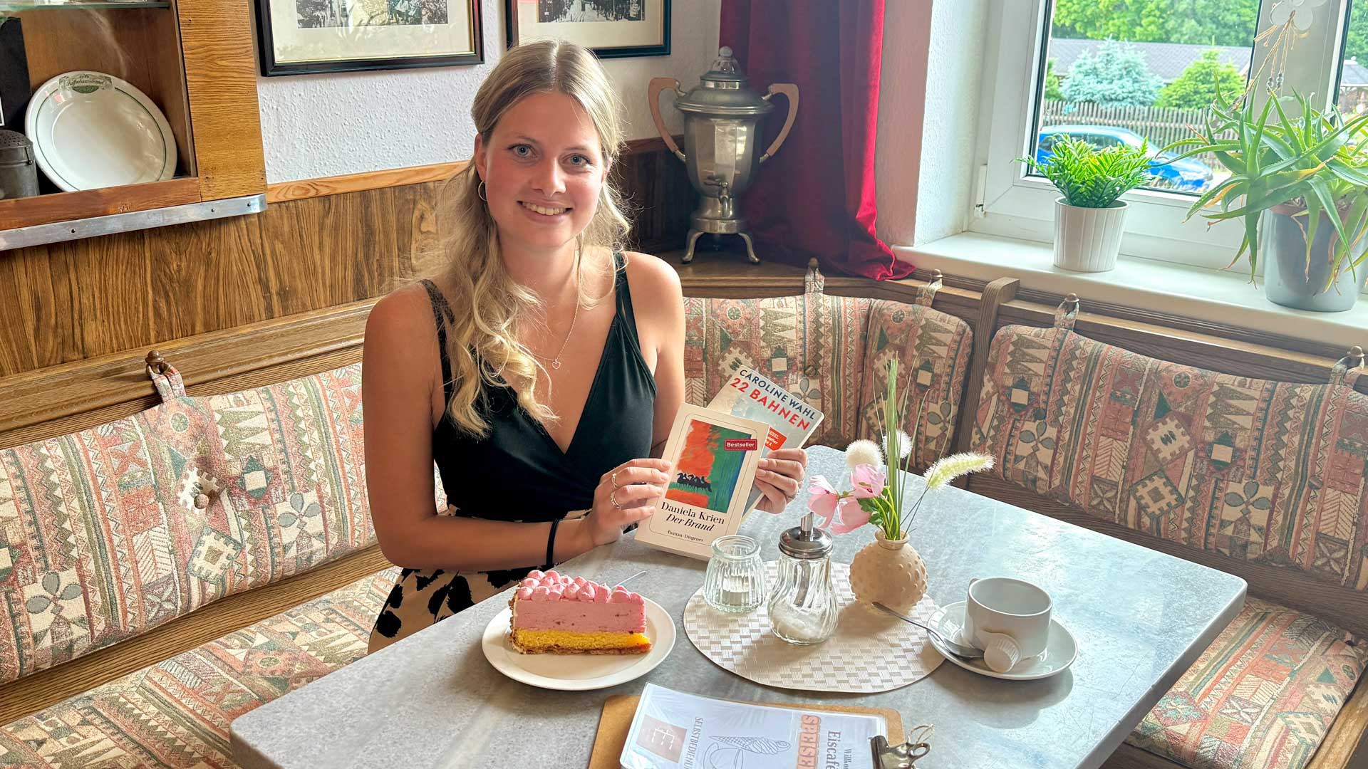 Stella-Sophie Pansa in der zukünftigen Literaturecke im Eiscafé Ebert. Foto: A. Hellgoth
