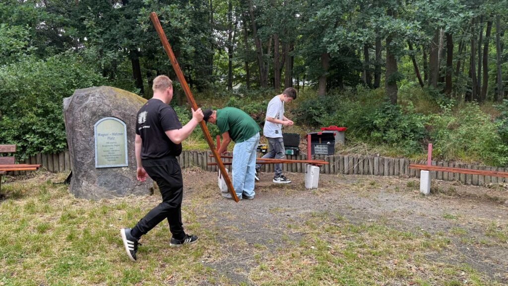 Schüler der Dr.-Christoph-Hufeland-Oberschule Plauen montieren die neuen Bänke. Foto: A. Hellgoth