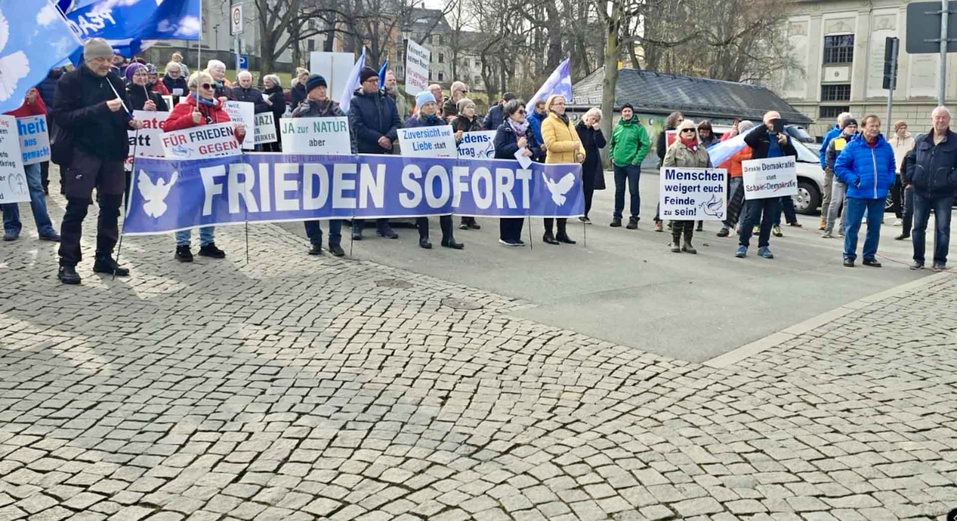 Die Friedensaktion-Plauen-Vogtland bei einer ihrer Kundgebungen in der Plauener Innenstadt. Foto: privat