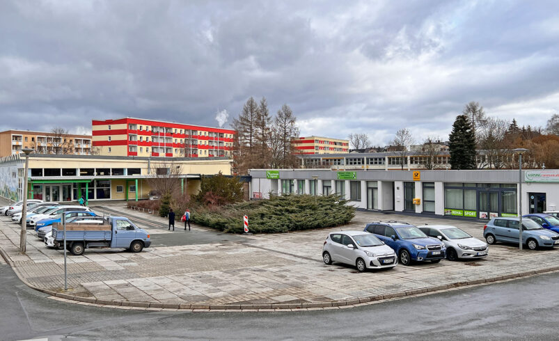 Im ehemaligen Nahversorgungszentrum im Plauener Mammengebiet sind unter anderem eine Indoor-Spielhalle für Kinder und eine Physiotherapie untergebracht. Foto: Sebastian Höfer