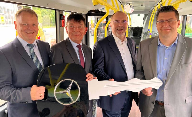 Übergabe der neuen E-Busse für die PSB - Ulrich Piotrowski (Verkaufsleiter Daimler Buses), Karsten Treiber (Geschäftsführer PSB), Oberbürgermeister Steffen Zenner und Landrat Thomas Hennig (von links nach rechts). Foto: S. Höfer