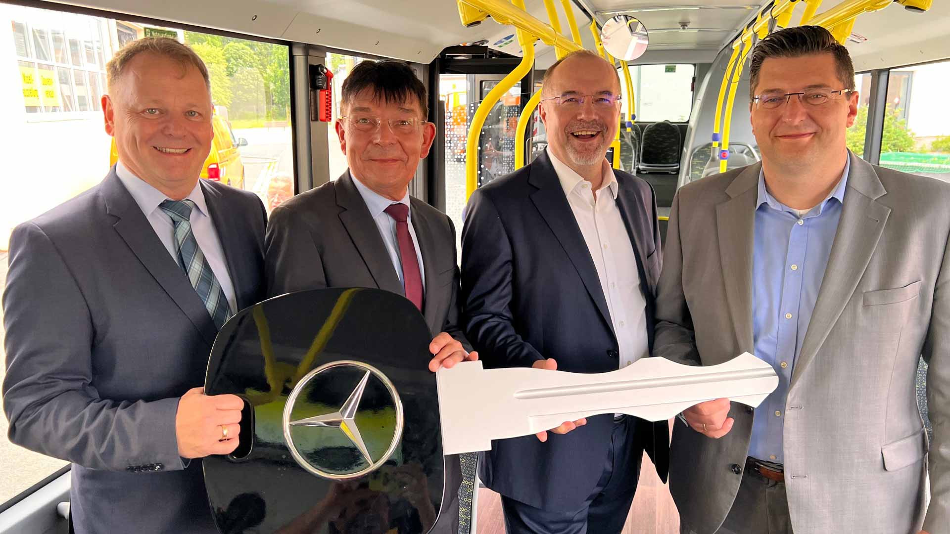 Übergabe der neuen E-Busse für die PSB - Ulrich Piotrowski (Verkaufsleiter Daimler Buses), Karsten Treiber (Geschäftsführer PSB), Oberbürgermeister Steffen Zenner und Landrat Thomas Hennig (von links nach rechts). Foto: S. Höfer