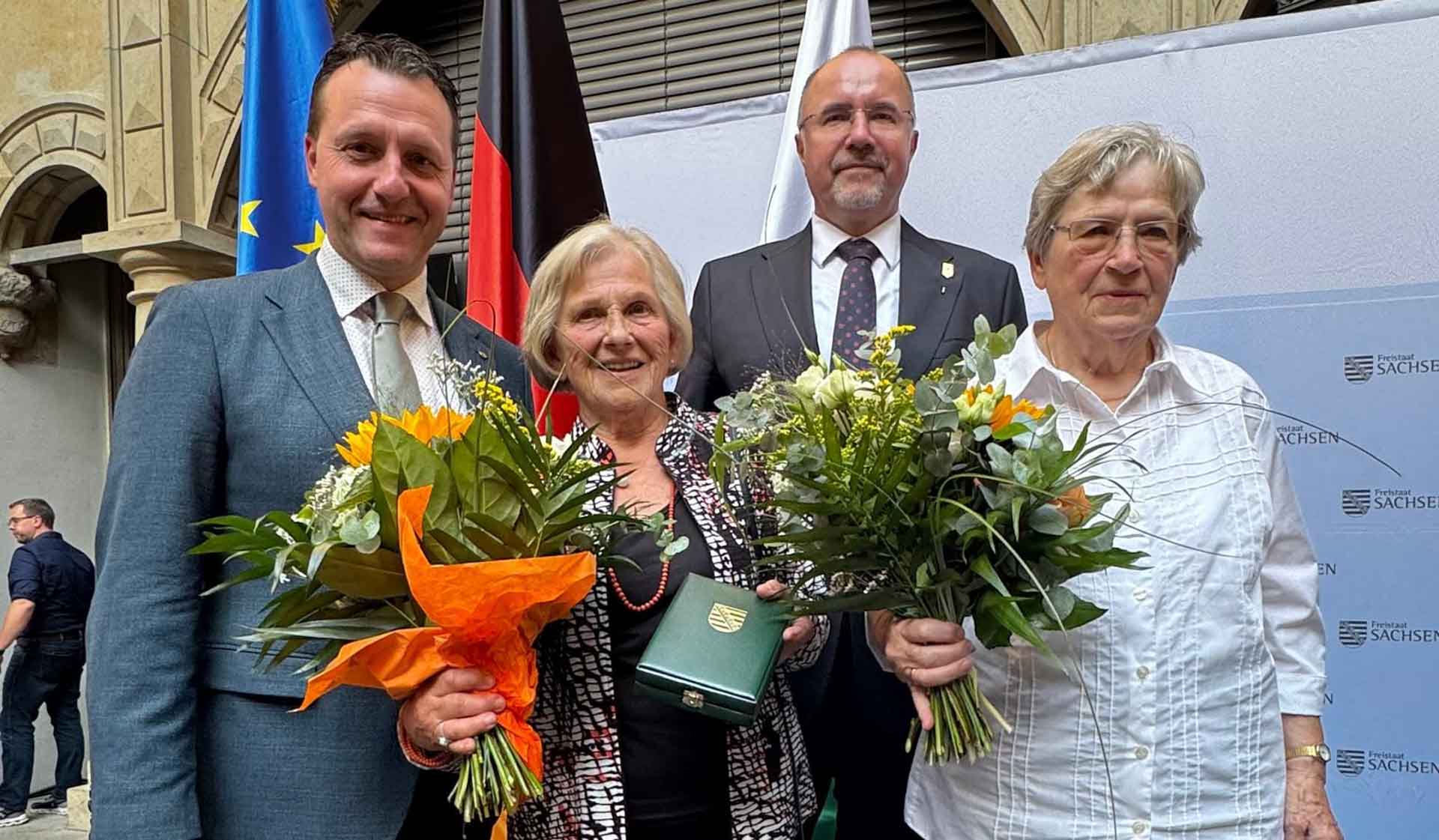 Verleihung des Verdienstordens Sachsen in Dresden: Landtagsabgeordneter Jörg Schmidt, Renate Stolze, Oberbürgermeister Steffen Zenner und Dorothea Langefeld (von links nach rechts). Foto: Stadt Plauen