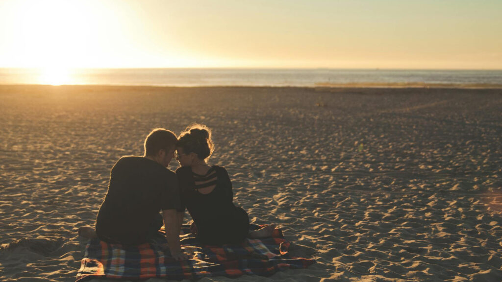 Zusammen den Sonnenuntergang genießen: Gelebte Zweisamkeit am Meer. Foto: Pexels.com