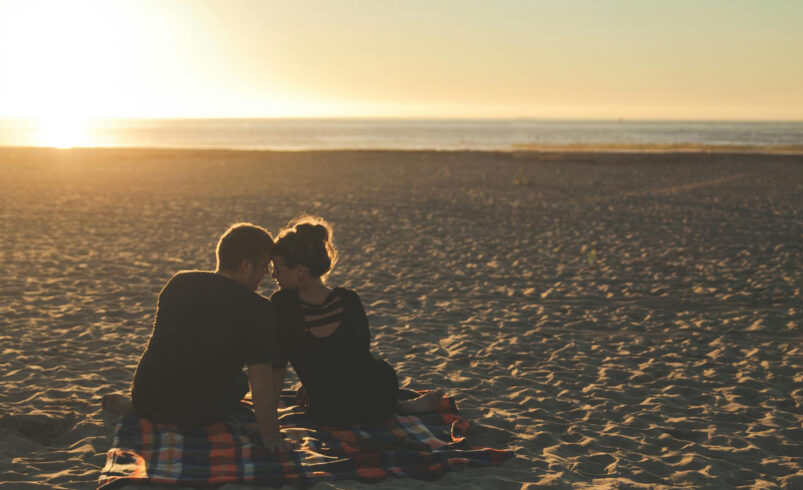 Zusammen den Sonnenuntergang genießen: Gelebte Zweisamkeit am Meer. Foto: Pexels.com