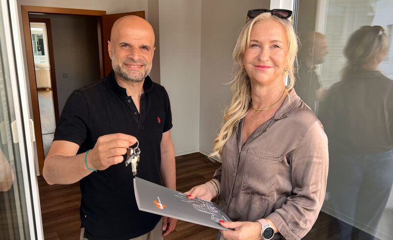 Neue Wohnung übergeben: VFC-Cheftrainer Sedat Gören nimmt den Schlüssel - für seine neue Wohnung in der Plauener Innenstadt - aus den Händen von WbG-Mitarbeiterin Jana Ott entgegen. Foto: Sebastian Höfer