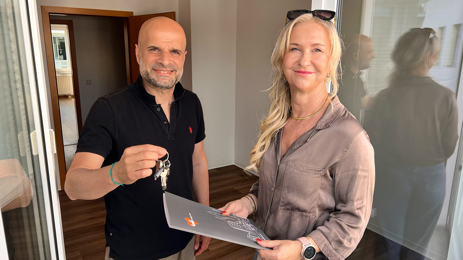 Neue Wohnung übergeben: VFC-Cheftrainer Sedat Gören nimmt den Schlüssel - für seine neue Wohnung in der Plauener Innenstadt - aus den Händen von WbG-Mitarbeiterin Jana Ott entgegen. Foto: Sebastian Höfer