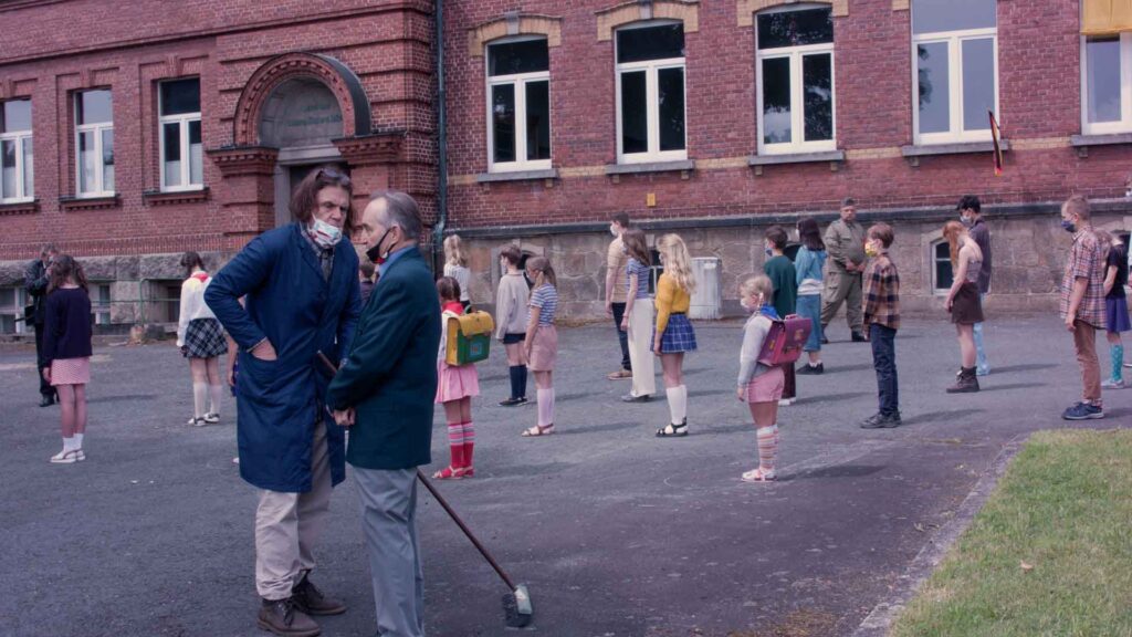 Filmausschnitt aus "Maske auf, Genossen".
