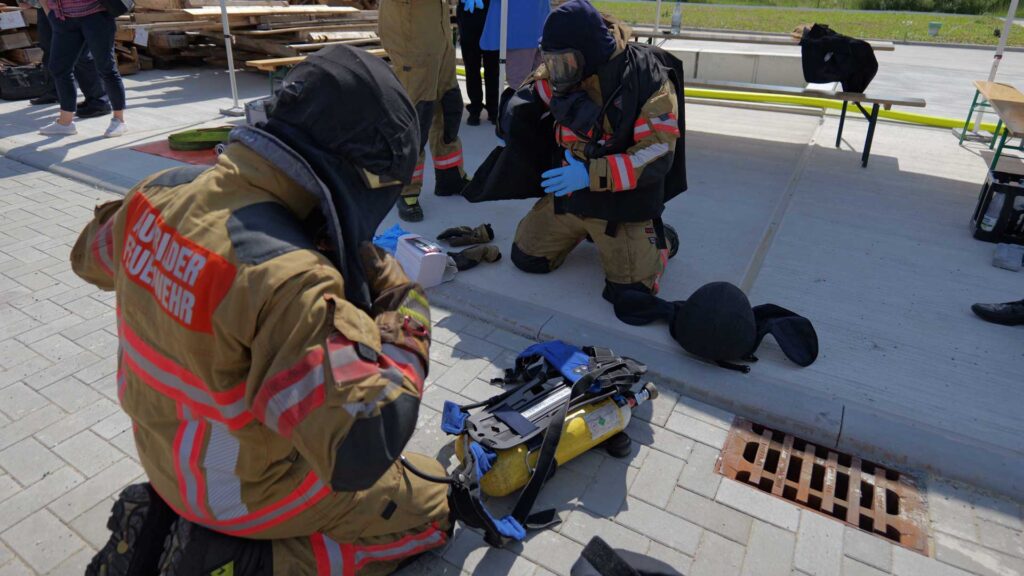 Heißausbilder führen die Ausbildung vor. Foto: Landratsamt Vogtland