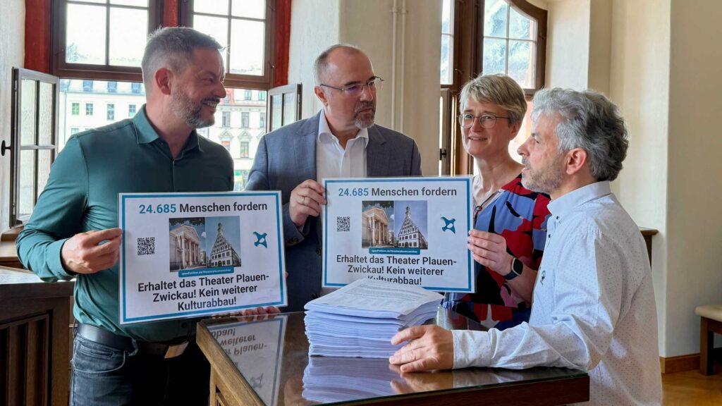 Übergabe der Unterschriften im alten Rathaus in Plauen. Foto: A.Hellgoth