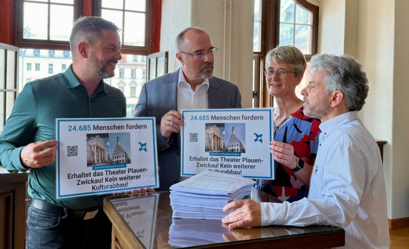 Übergabe der Unterschriften im alten Rathaus in Plauen. Foto: A.Hellgoth
