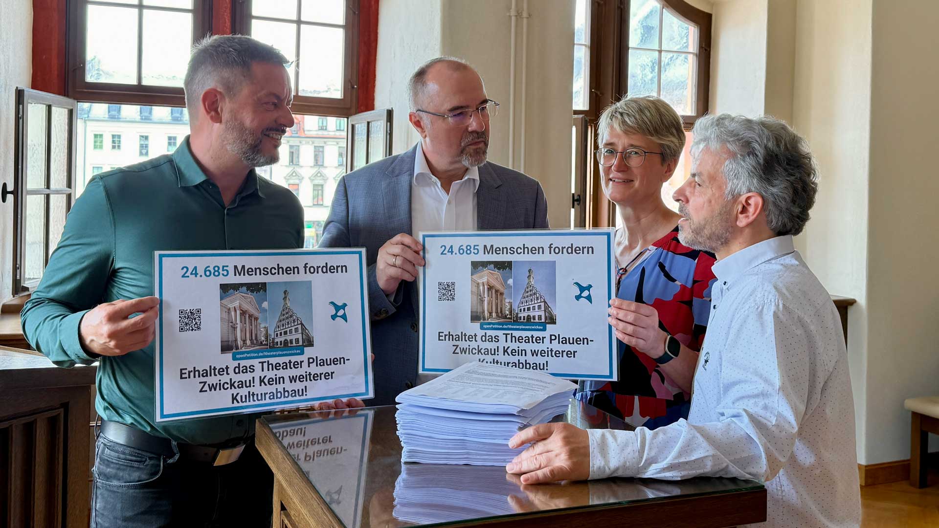 Übergabe der Unterschriften im alten Rathaus in Plauen. Foto: A.Hellgoth