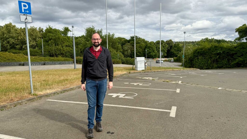 Stadtrat Lars Legath bei den Parkplätzen des Festplatzes. Foto: A.Hellgoth
