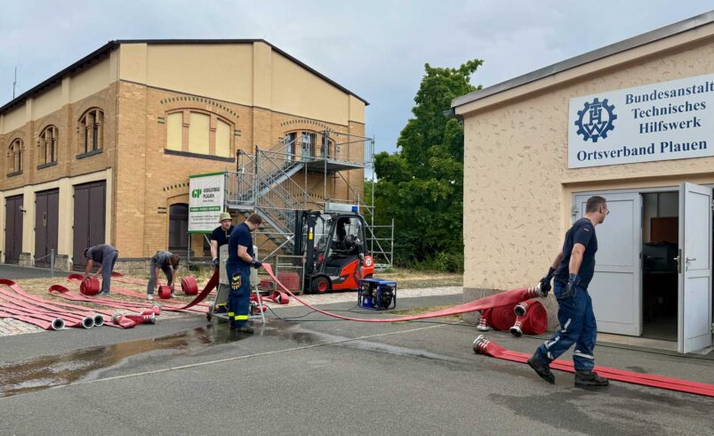 Die Freiwilligen der THW Plauen reinigen das Equipment nach dem Einsatz. Foto: A.Hellgoth