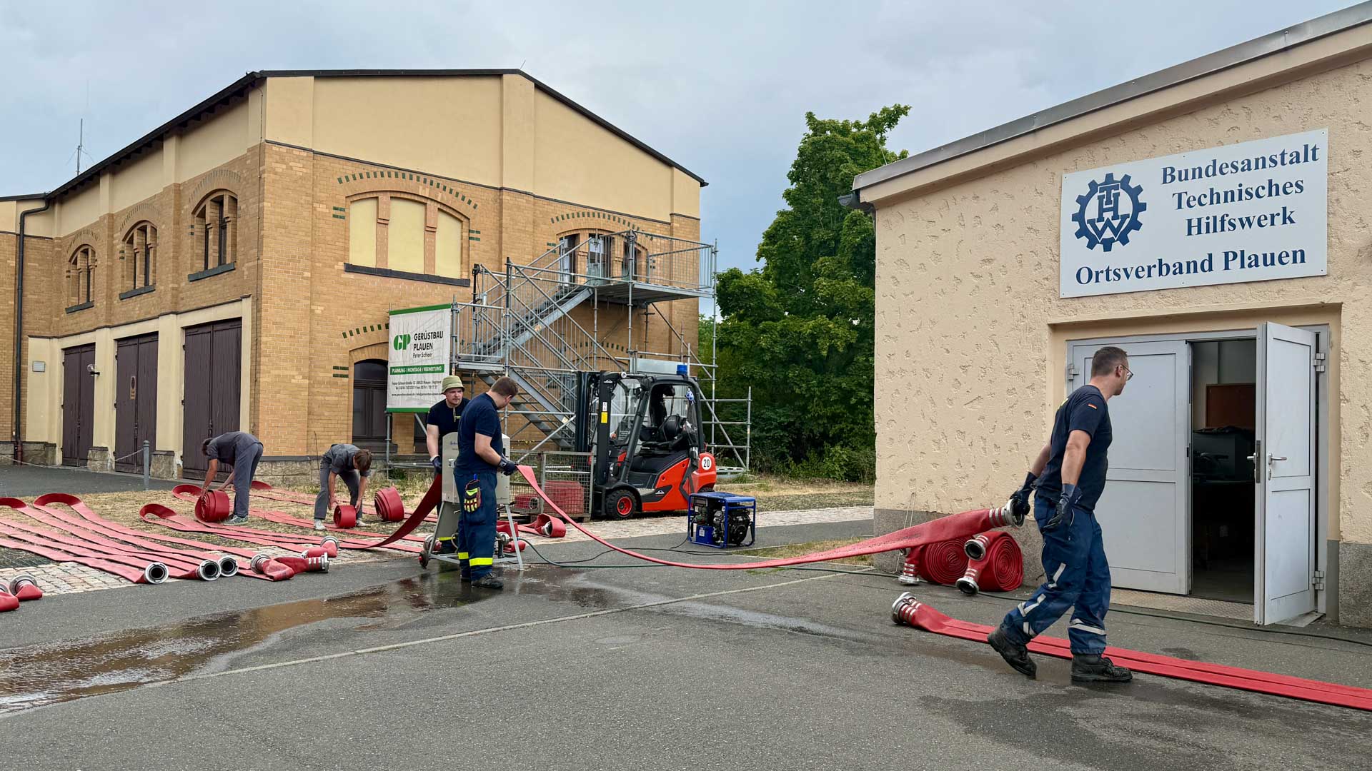 Die Freiwilligen der THW Plauen reinigen das Equipment nach dem Einsatz. Foto: A.Hellgoth