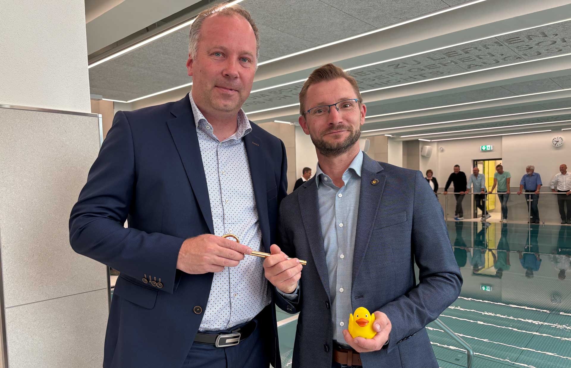Symbolische Spatenstich zum Baubeginn von Oberbürgermeister und Stadtwerke-Geschäftsführer. Foto: Stadtverwaltung Reichenbach