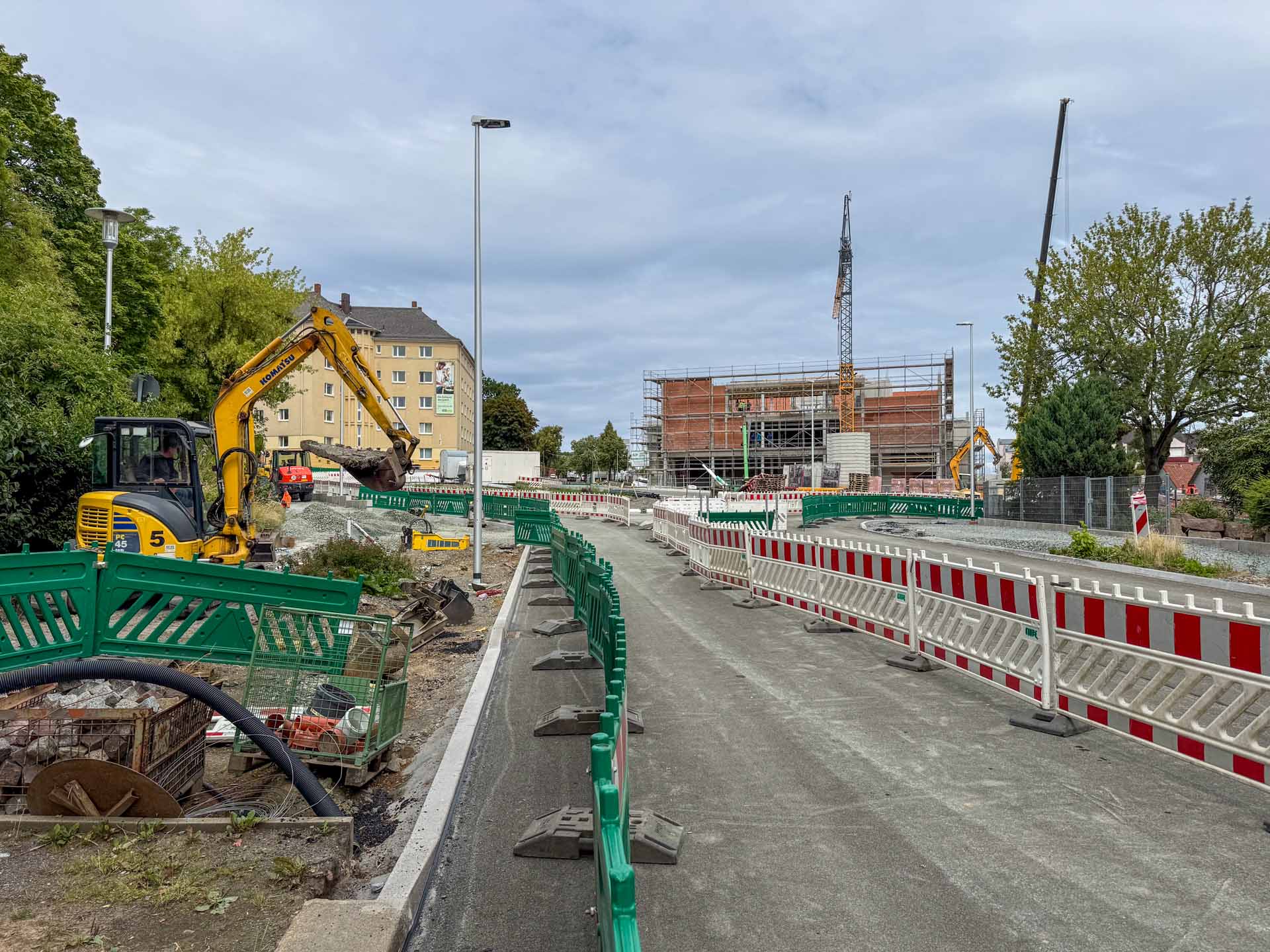Die Arbeiten rund um das neue E center und den angrenzenden Kreisverkehr an der Reißiger Straße liegen im Zeitplan. Foto: M. Reißmann