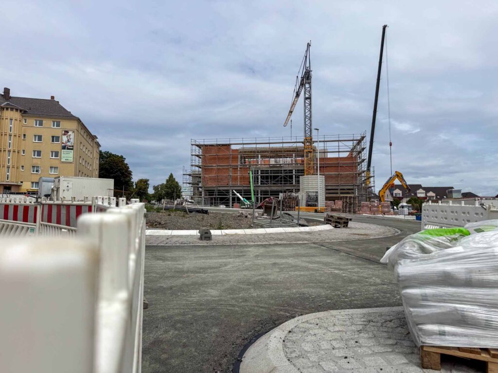 Die Arbeiten rund um das neue E center und den angrenzenden Kreisverkehr an der Reißiger Straße liegen im Zeitplan. Foto: M. Reißmann
