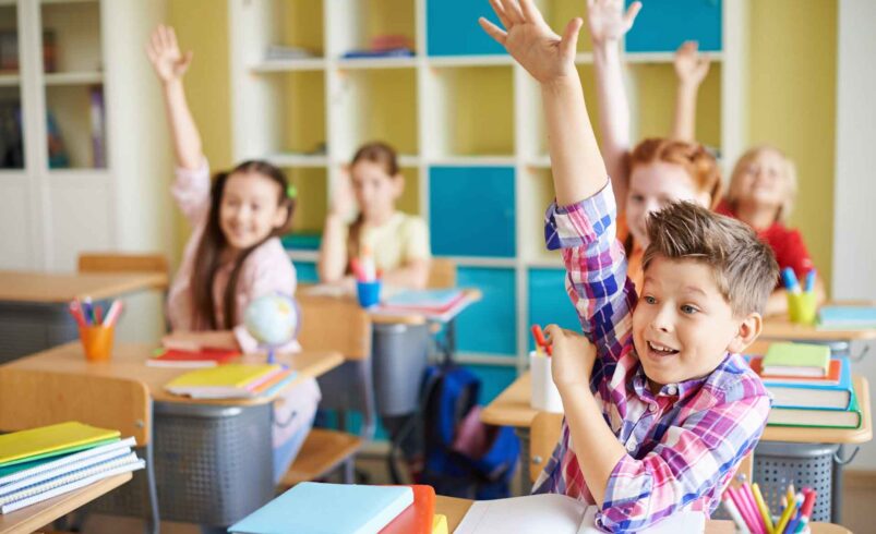 Stressfrei durch den Schuleinkauf: So hilft MÄC-GEIZ Familien zum Schulstart 2025. Foto: stock.adobe.com