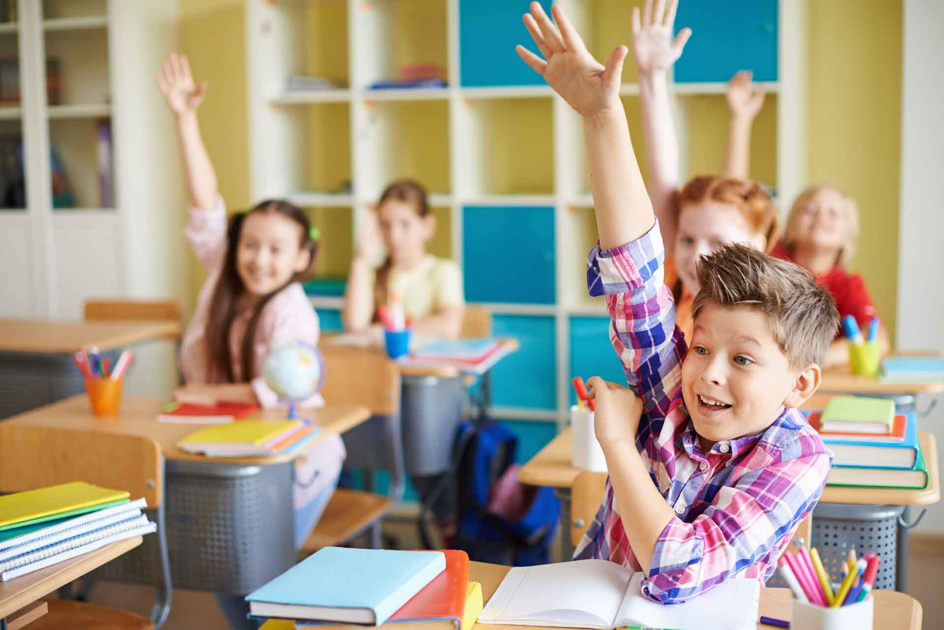 Stressfrei durch den Schuleinkauf: So hilft MÄC-GEIZ Familien zum Schulstart 2025. Foto: stock.adobe.com