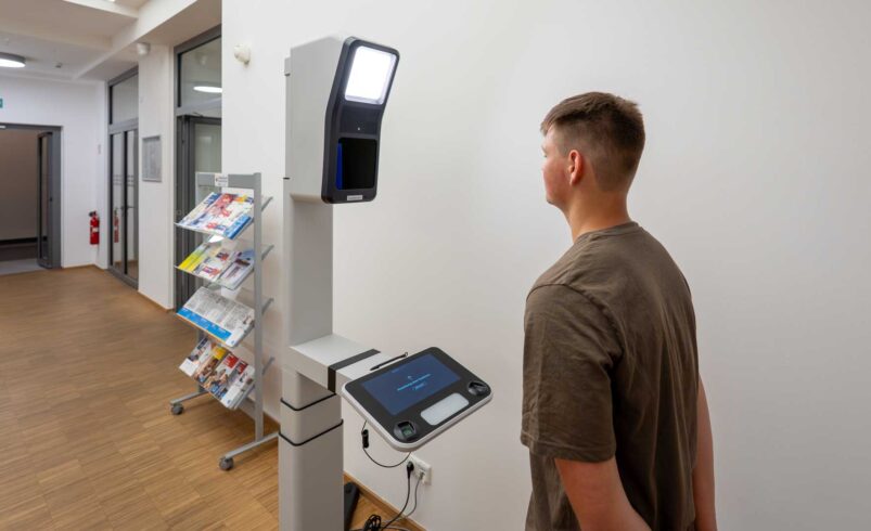Einer der neuen Fotoautomaten im Foyer des Rathauses. Foto: Stadt Plauen