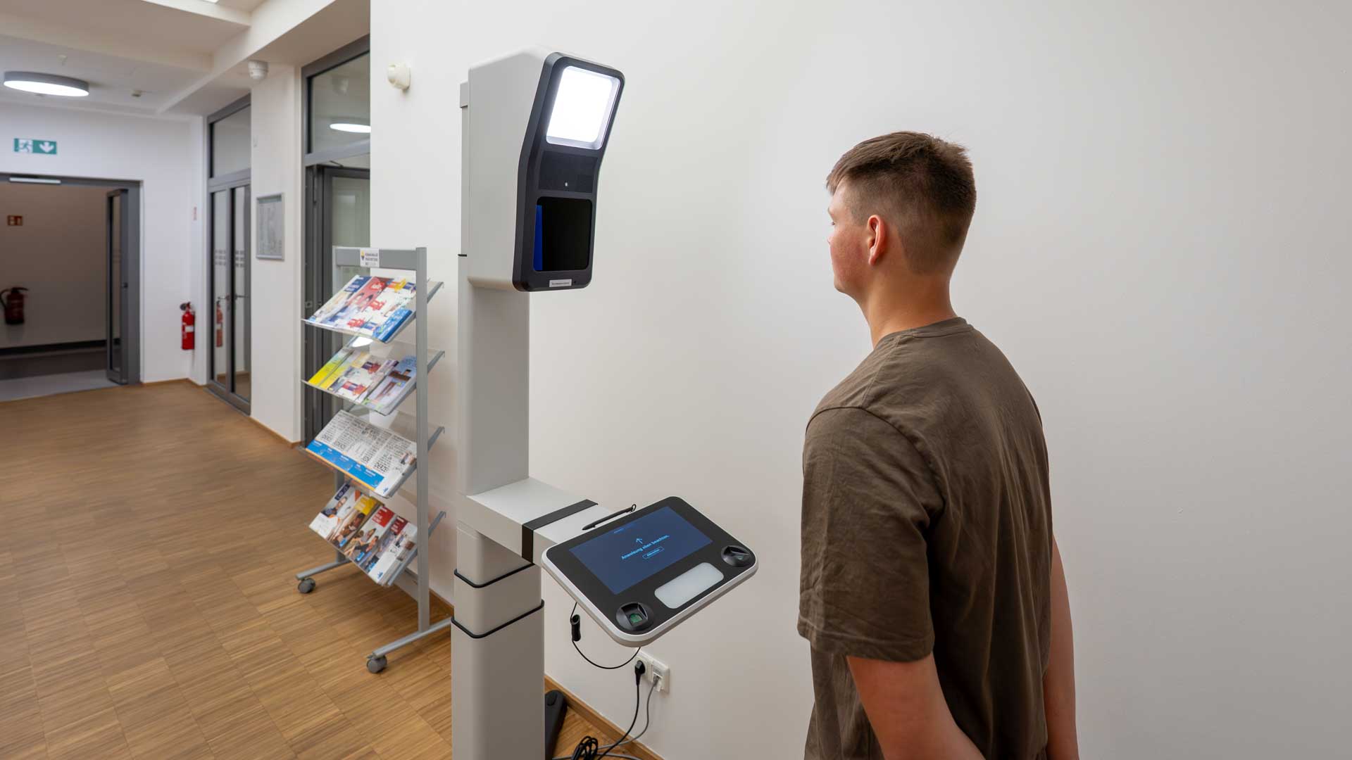 Einer der neuen Fotoautomaten im Foyer des Rathauses. Foto: Stadt Plauen