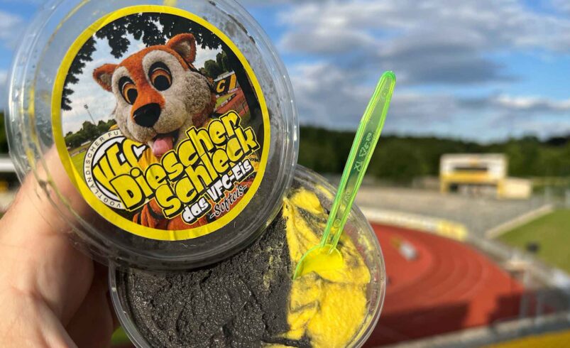 Volltreffer beim Geschmack: Das neue VFC-Softeis mit Vanille-Mango-Geschmack. Ab sofort bei allen Spielen der Oberligamannschaft und des Nachwuchsbereichs im Vogtlandstadion erhältlich. Foto: Sebastian Höfer