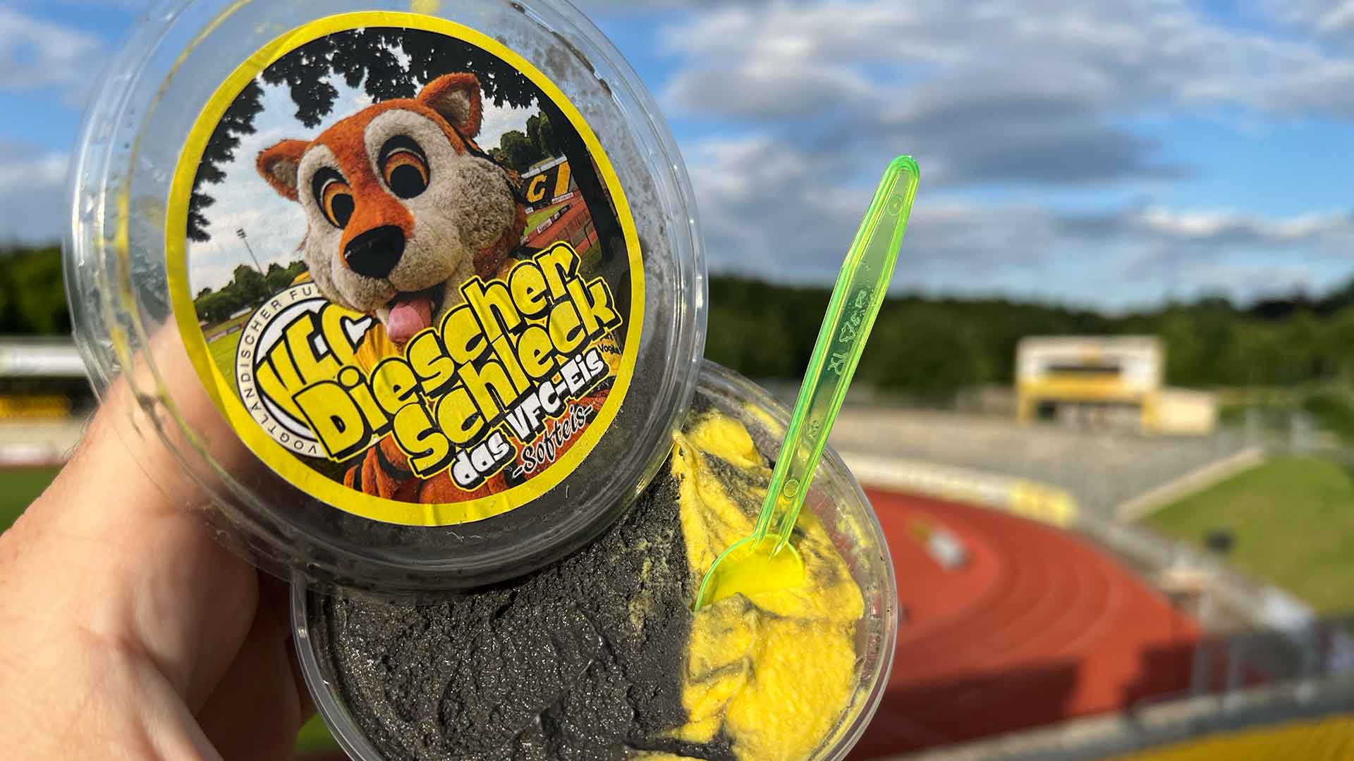 Volltreffer beim Geschmack: Das neue VFC-Softeis mit Vanille-Mango-Geschmack. Ab sofort bei allen Spielen der Oberligamannschaft und des Nachwuchsbereichs im Vogtlandstadion erhältlich. Foto: Sebastian Höfer