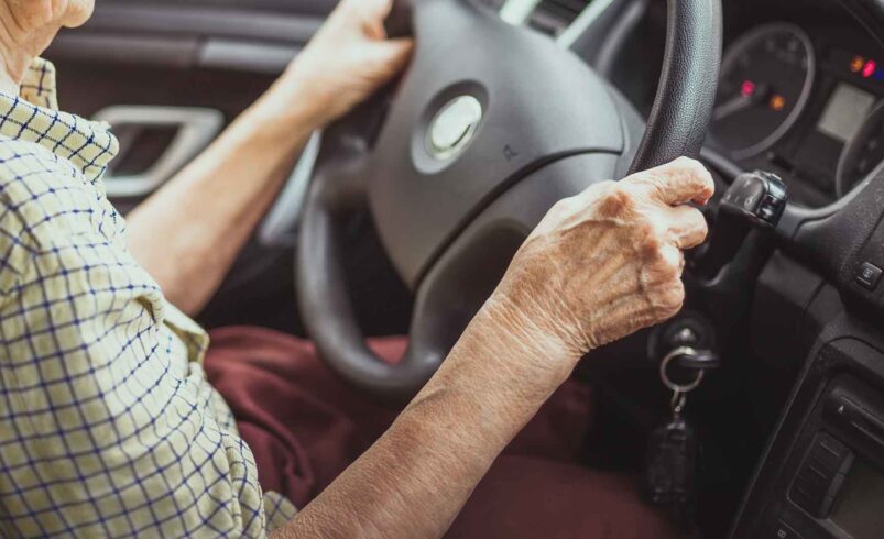 82-Jährige fährte ohne Führerschein durch Plauen - warum sie am Ende straffrei bleibt. Foto: envato