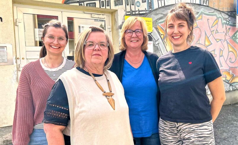 Das Team des Vogtlandkreisjugendrings vor der Geschäftsstelle im Chrieschwitzer Hang: Frederike Weißflog, Sylke Langheinrich, Ricard Streit und Tina Rubner (von links). Foto: Sebastian Höfer