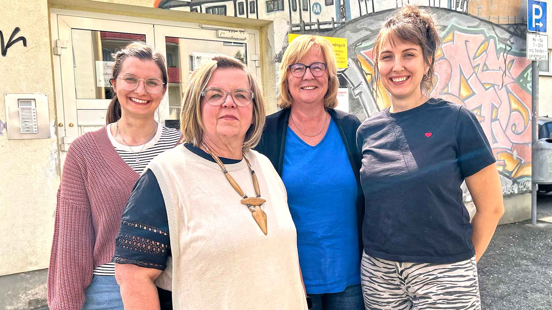 Das Team des Vogtlandkreisjugendrings vor der Geschäftsstelle im Chrieschwitzer Hang: Frederike Weißflog, Sylke Langheinrich, Ricard Streit und Tina Rubner (von links). Foto: Sebastian Höfer