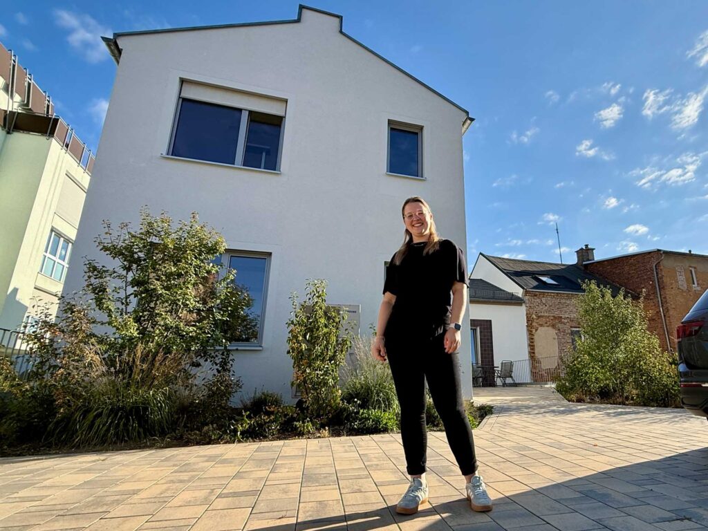 Geschäftsführerin Lena Schaller vor der neuen Adresse des Dachverbandes Stadtmarketing. Foto: A.Hellgoth