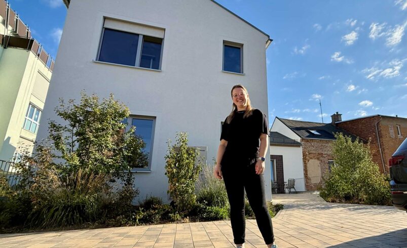 Geschäftsführerin Lena Schaller vor der neuen Adresse des Dachverbandes Stadtmarketing. Foto: A.Hellgoth