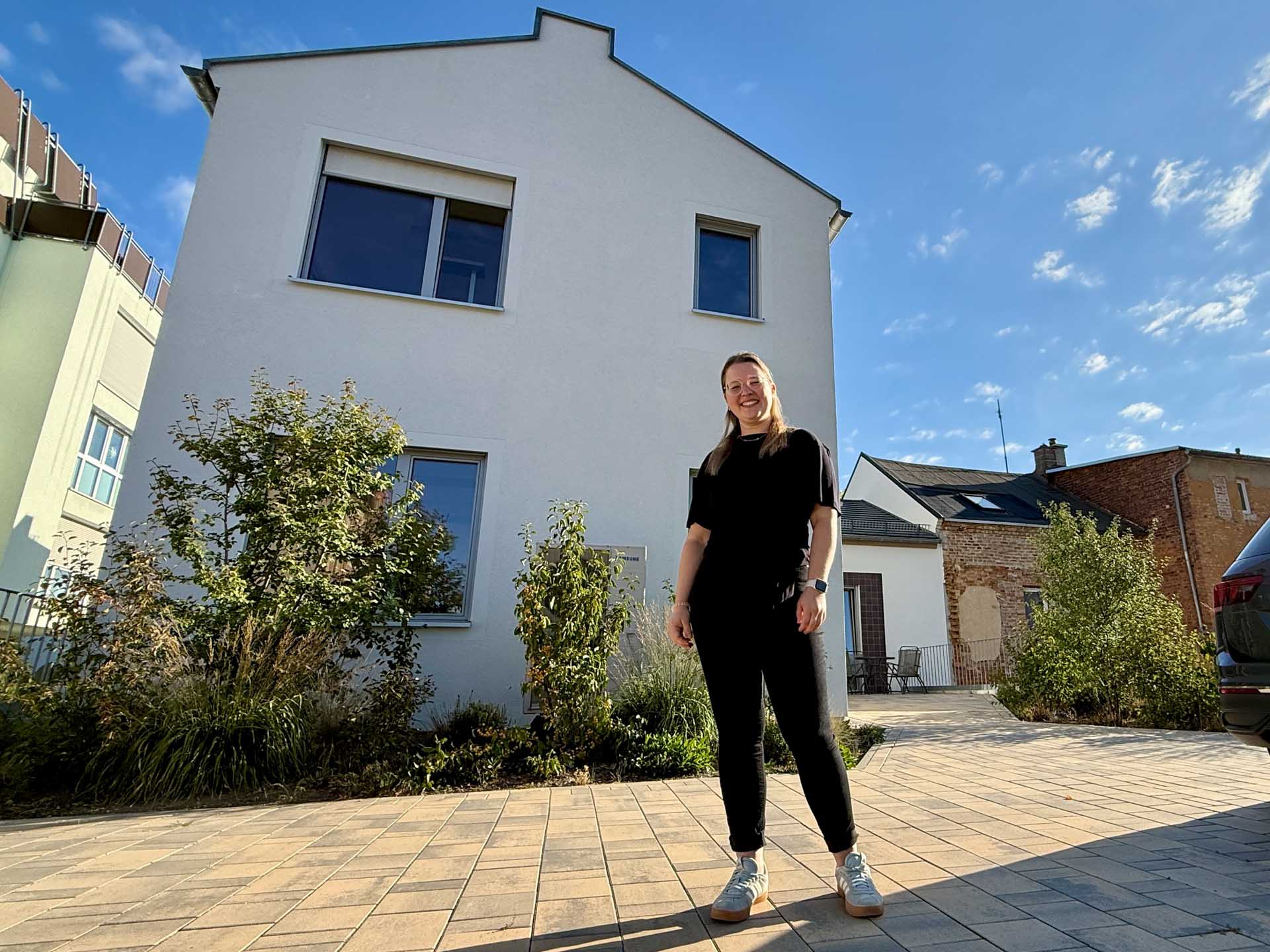 Geschäftsführerin Lena Schaller vor der neuen Adresse des Dachverbandes Stadtmarketing. Foto: A.Hellgoth